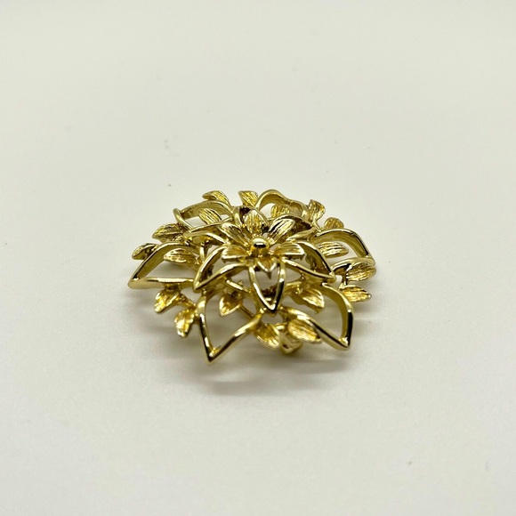 Vintage 1962 Gold Tone Sarah Coventry Brooch Pin - Picture 1 of 7